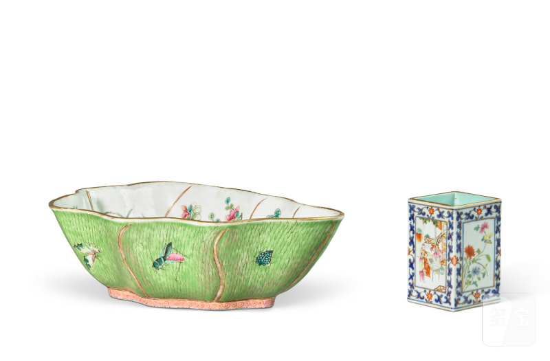 清同治 粉彩荷葉形洗 及 清嘉慶 青花粉彩方筆筒 一組兩件  CHINA, QING DYNASTY, WASHER: TONGZHI SIX-CHARACTER SEAL MARK WITHIN A DOUBLE SQUARE IN IRON-RED AND OF THE PERIOD (1862-1874), BRUSH POT: GUANGXU FOUR-CHARACTER SEAL MARK IN IRON-RED AND OF THE PERIOD (1875-1908) - 图2